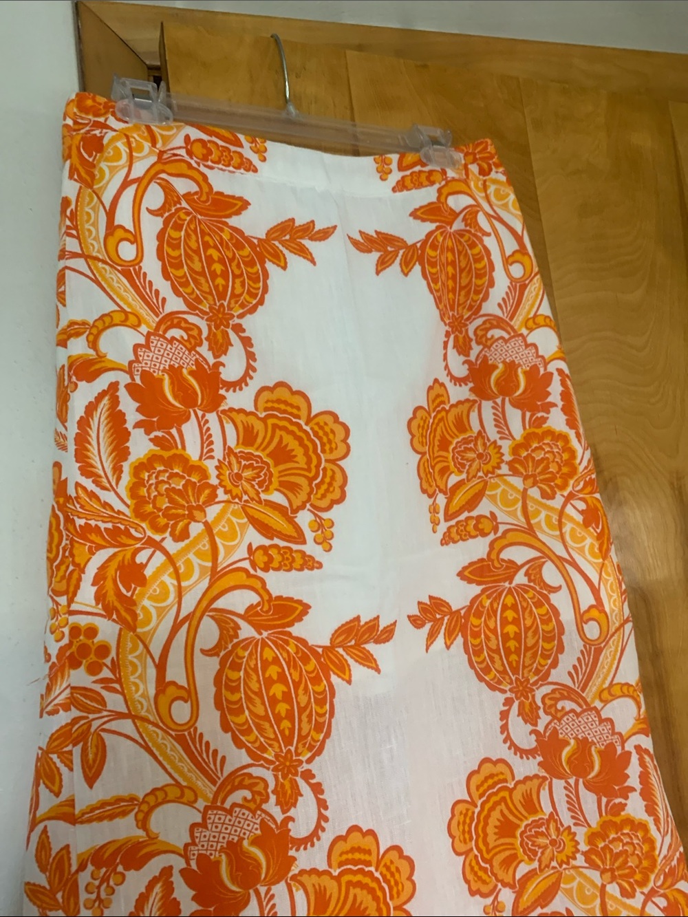 Skirt. Spare room. Pretty scalloped hem